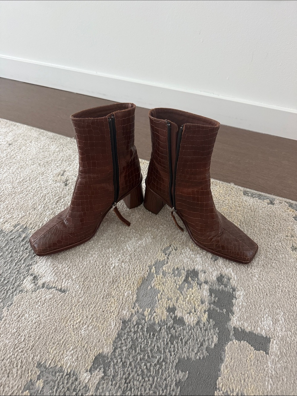 ALOHAS Brown Croc-Embossed Mid Block Heel Ankle Boots